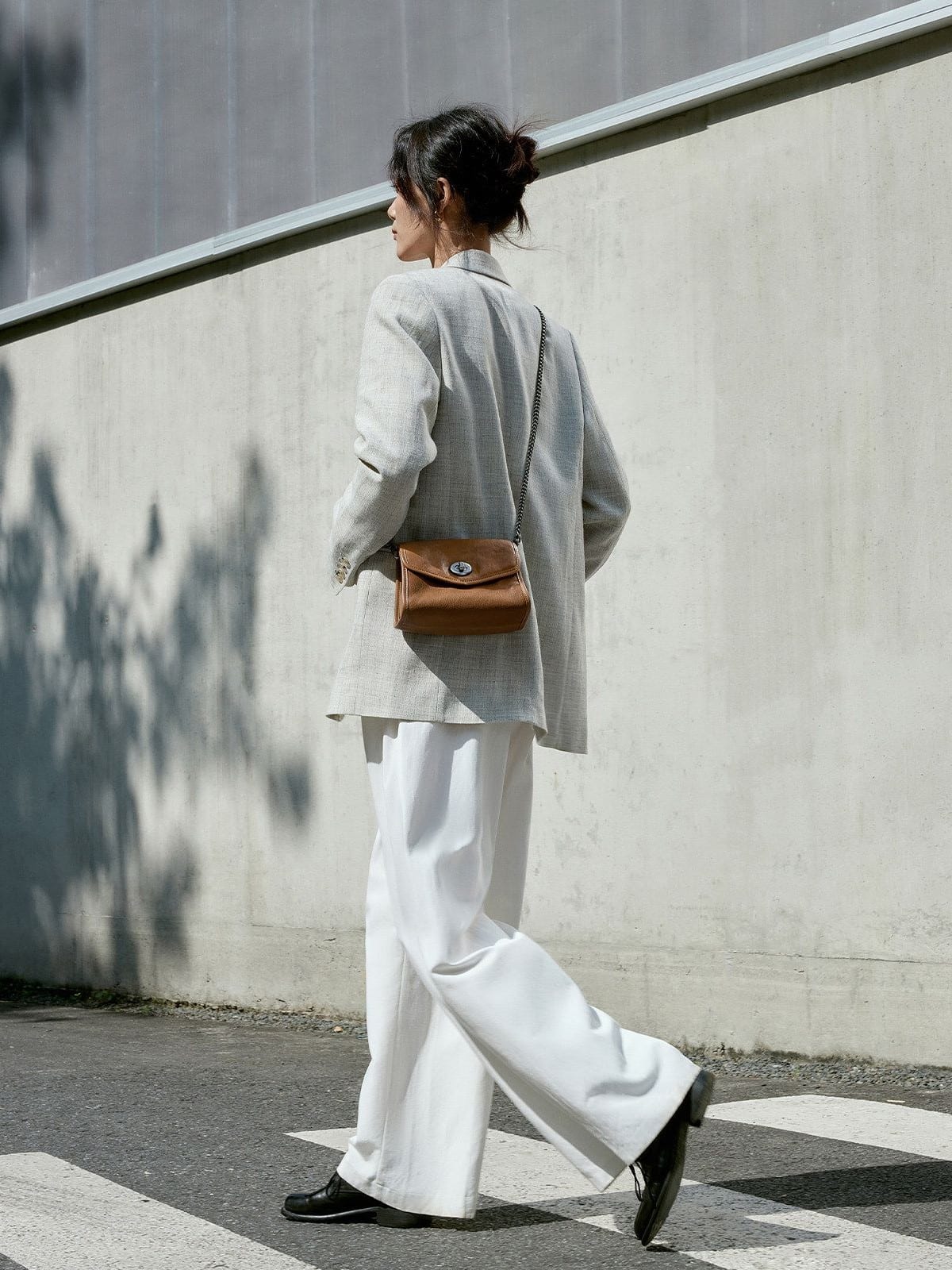 QIUZHEN Vintage Leather Envelope Crossbody in Brown - On Female Model