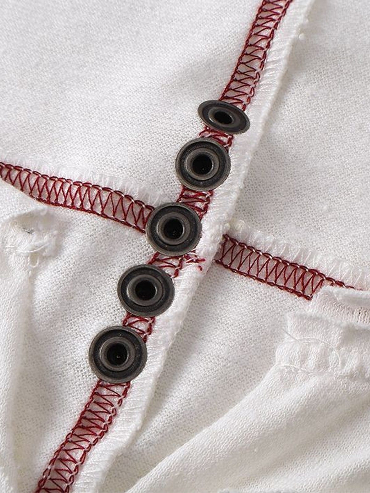 D5ove Hemp Blend V Neck T Shirt in White - Detail