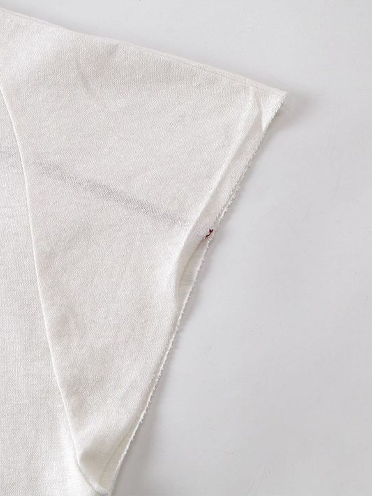 D5ove Hemp Blend V Neck T Shirt in White - Detail