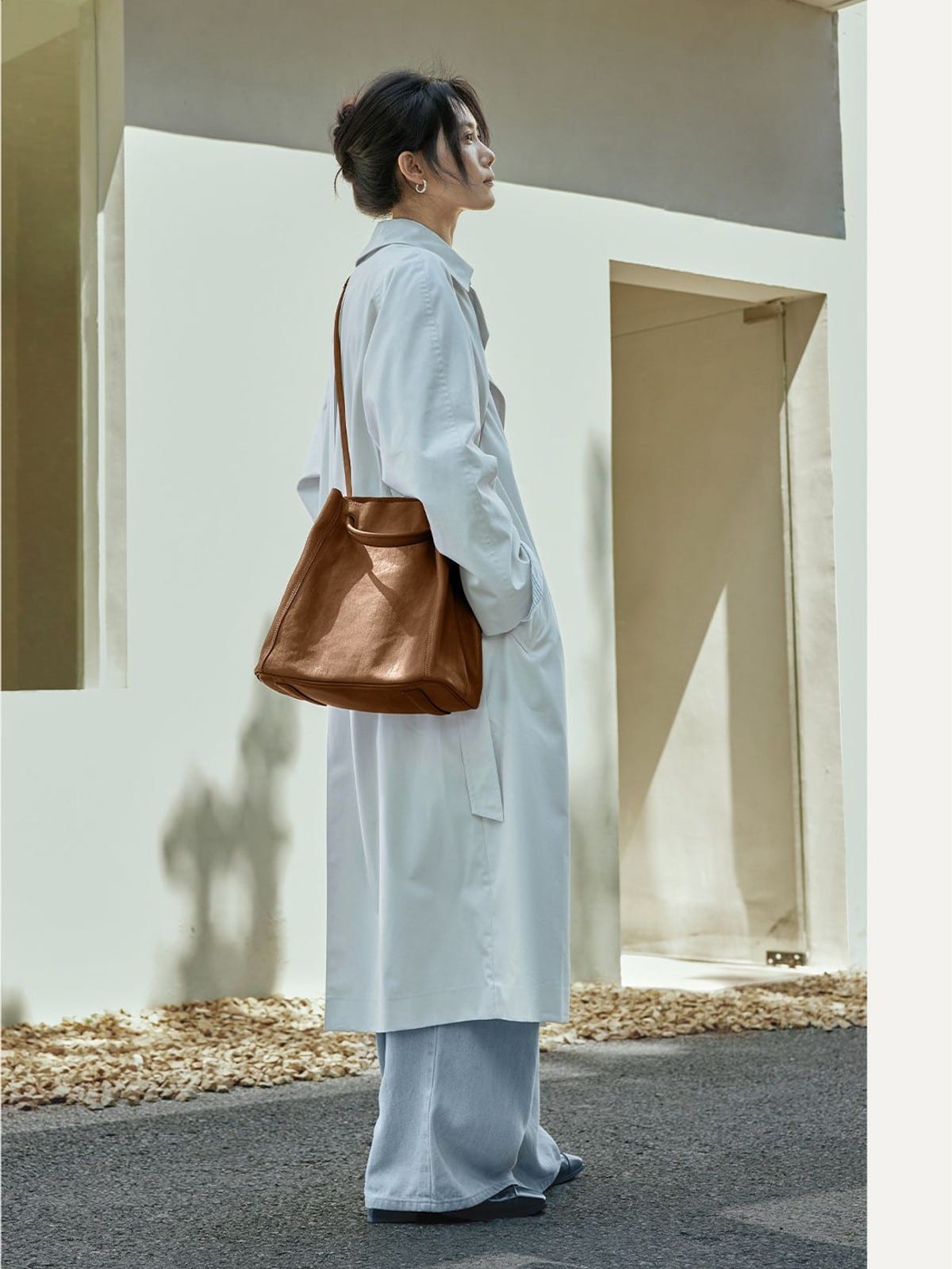 QIUZHEN Vegetable Tanned Leather Bucket Bag in Brown - On Female Model