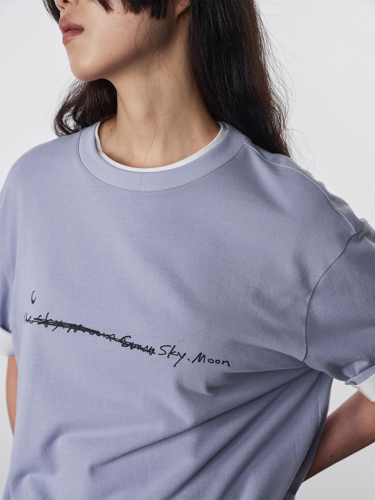 Random Piece Script Letter Print Cotton T Shirt in Blue - On Female Model