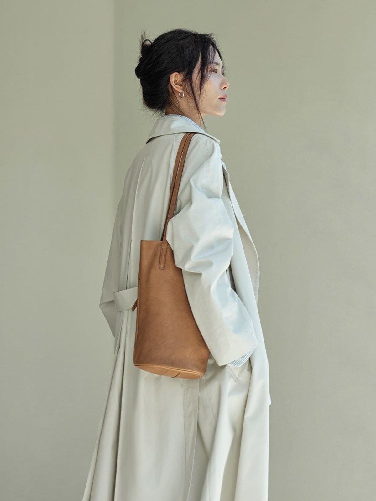QIUZHEN Vegetable Tanned Leather Bucket Bag in Beige - On Female Model