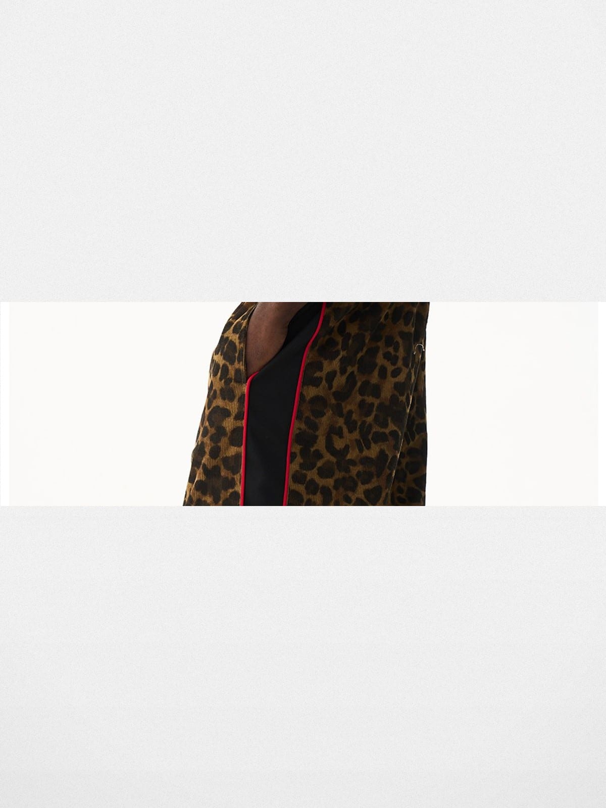 BLINDNOPLAN Leopard Print Graphic Sweatpants in 豹纹 - On Model