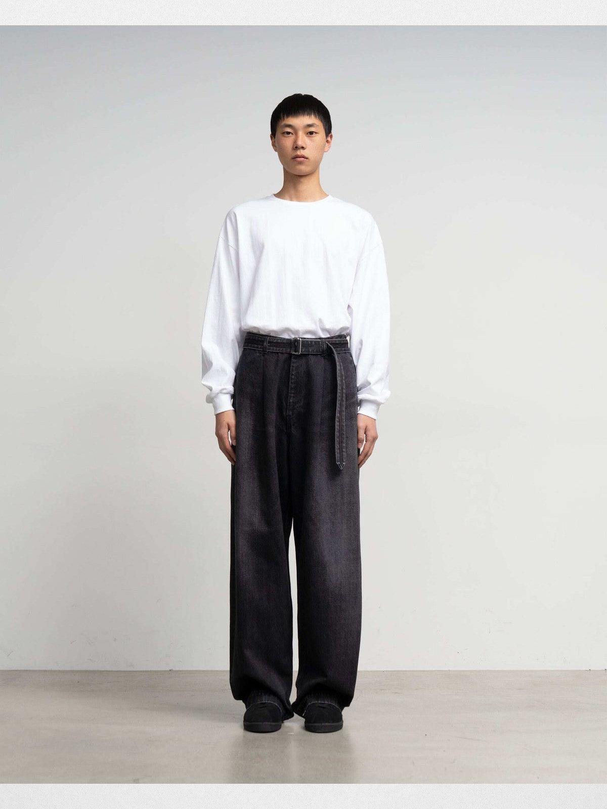 Soda Belted Japanese Selvedge Jeans in BLACK【DARK】25AW - On Male Model