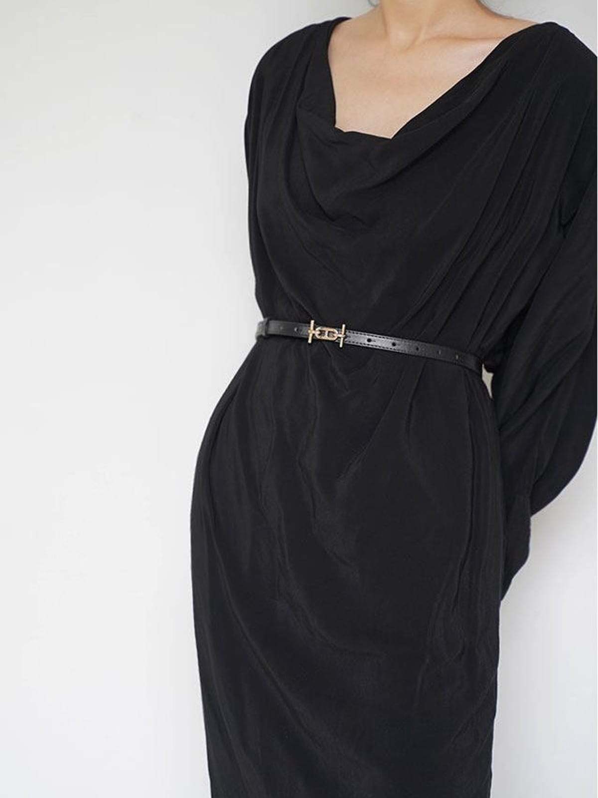 PANLULUPAN Minimalist Top Grain Leather Skinny Belt in Black - On Female Model