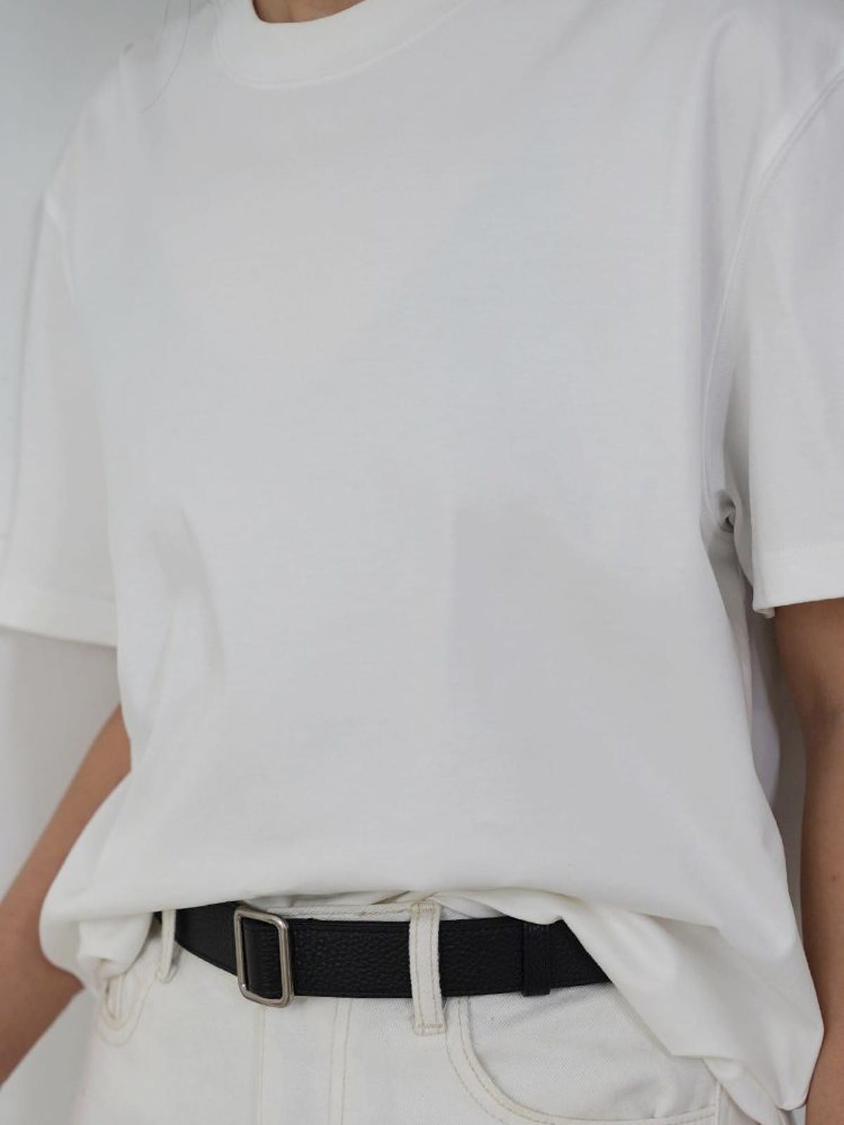 PANLULUPAN Minimalist Full Grain Leather Belt in Black - On Female Model