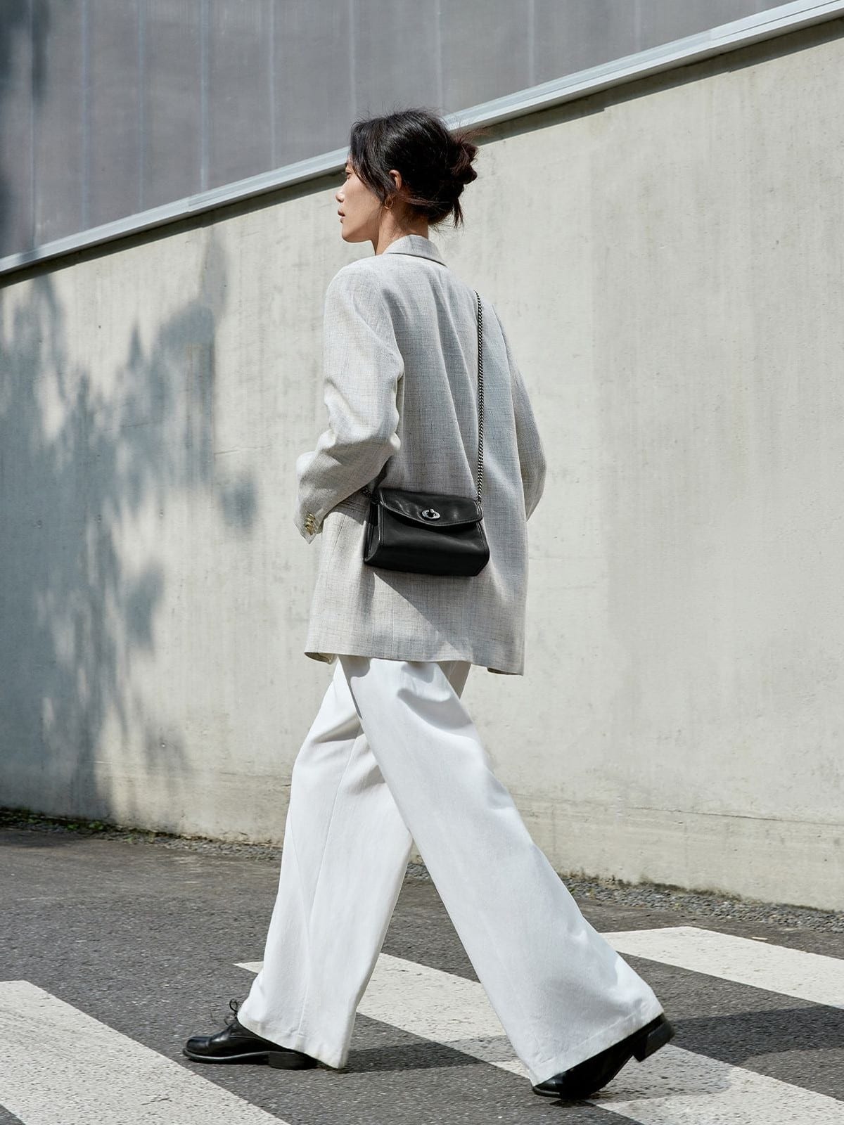 QIUZHEN Vintage Leather Envelope Crossbody in Black - On Female Model
