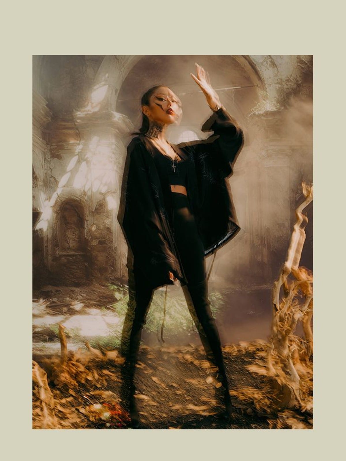 D5ove Graphic Print Kimono Jacket in Black - On Female Model