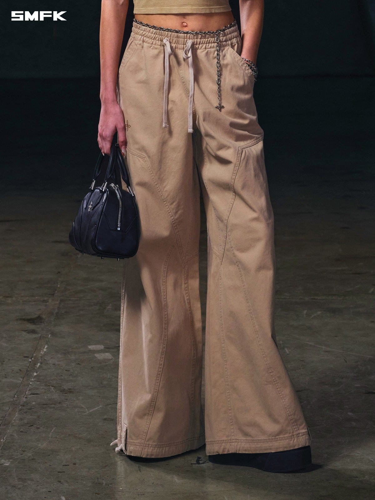SMFK Wide Leg Cotton Cargo Sweatpants in Beige - On Female Model