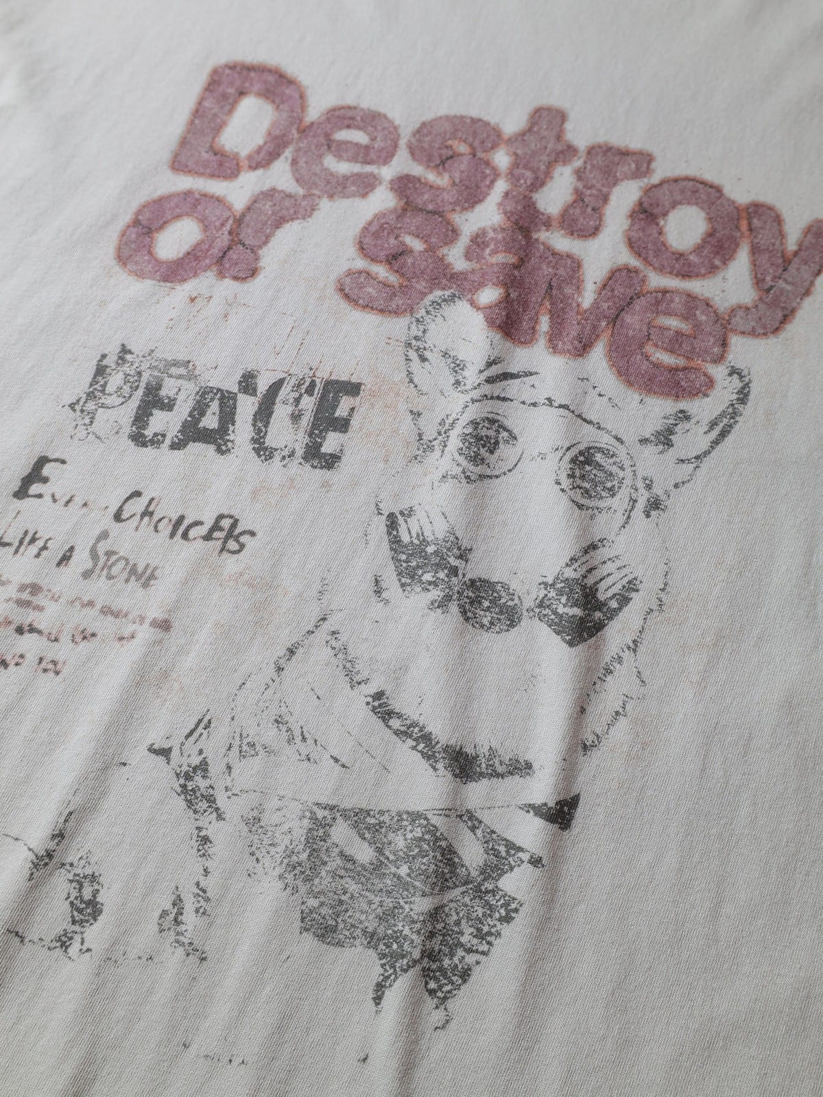 D5ove Vintage Peace Puppy Print T Shirt in White - Detail