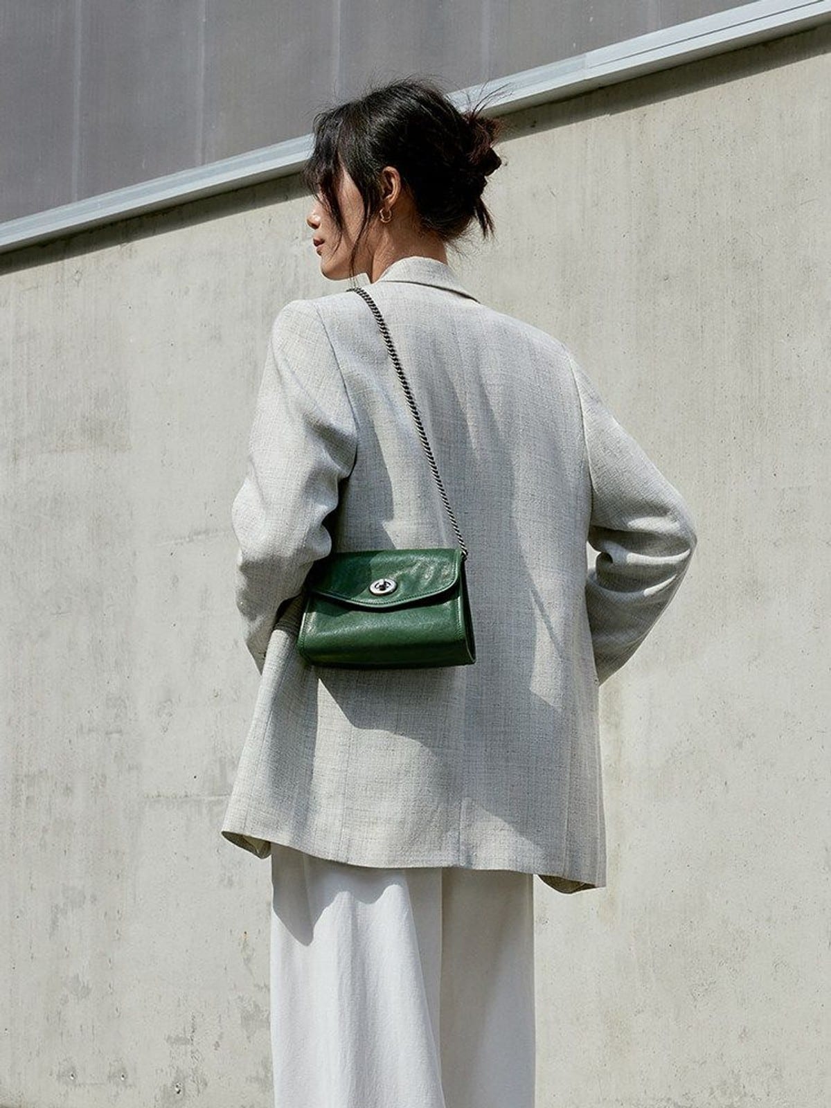 QIUZHEN Vintage Leather Envelope Crossbody in Green - On Female Model
