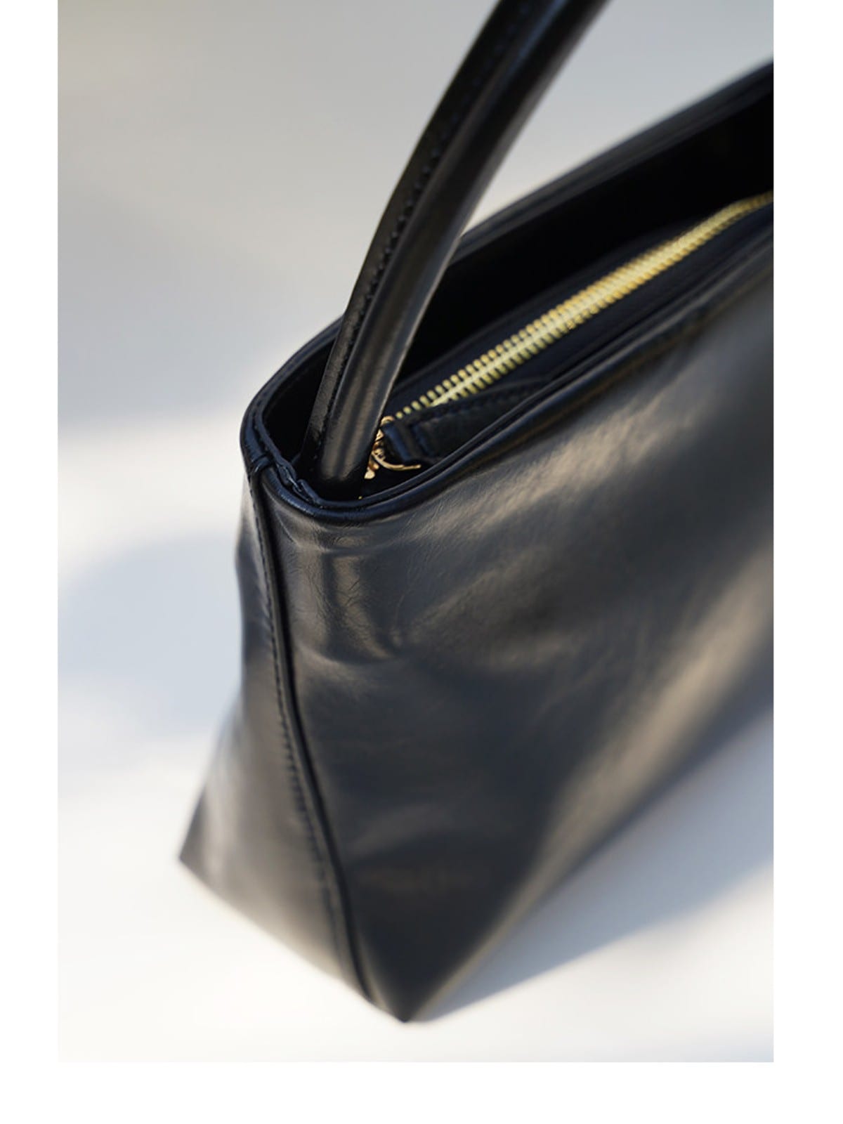PANLULUPAN Waxed Cowhide Square Shoulder Bag in Black - Detail