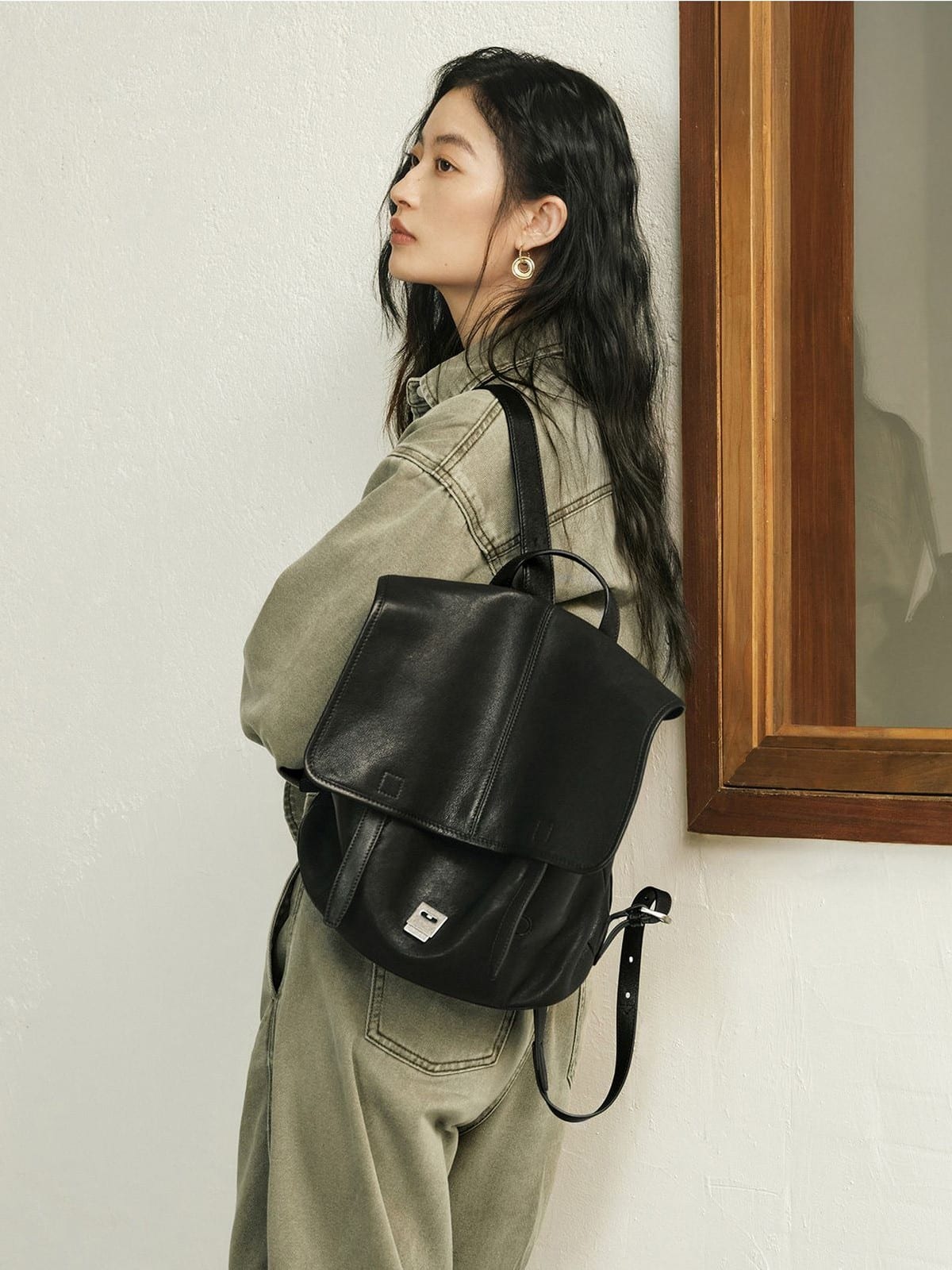 QIUZHEN Vegetable Tanned Goatskin Messenger Backpack in Black - On Female Model