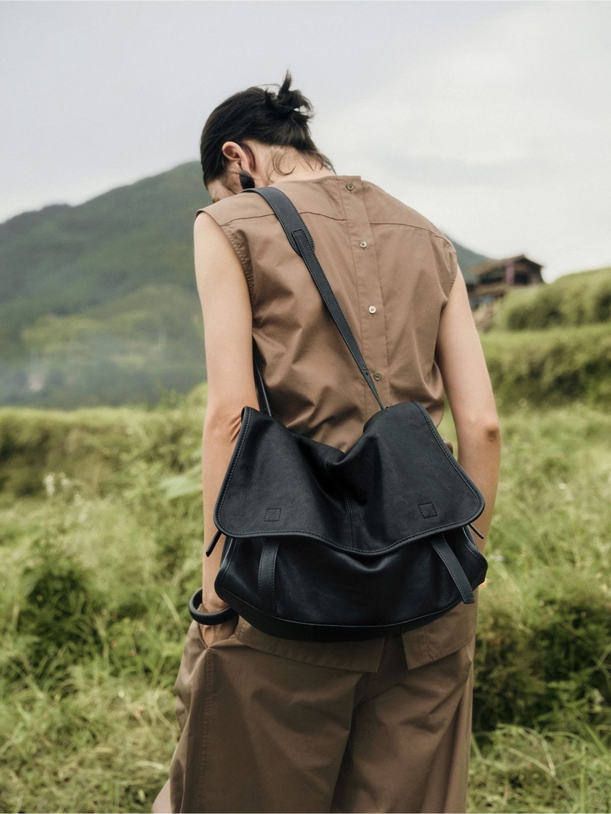 QIUZHEN Vegetable Tanned Leather Messenger Bag in Black - On Model