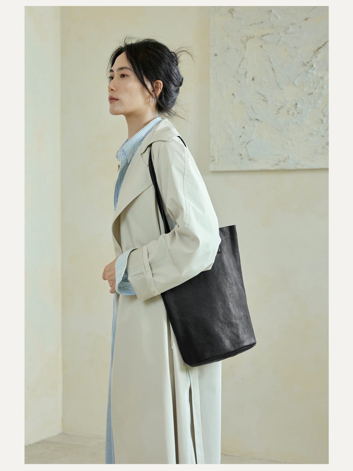 QIUZHEN Vegetable Tanned Leather Bucket Bag in Black - On Female Model